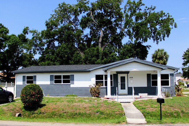 property at 1206 N Oregon Ave