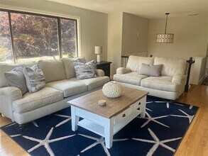 16 Pleasant View Dr in Little Compton, RI - Foto de edificio - Building Photo