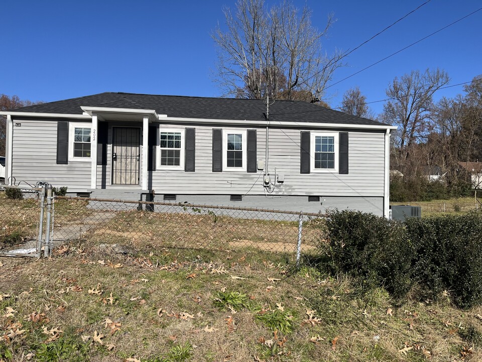 202 S Lindsey St in Jackson, TN - Building Photo