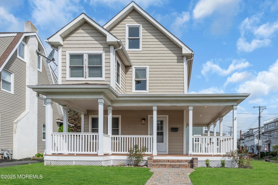 300 Lareine Ave in Bradley Beach, NJ - Building Photo