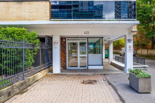 WATERLOO APARTMENTS in Toronto, ON - Building Photo - Building Photo