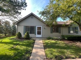 1257 Oxford Manor Ct, Unit 1 in South Lyon, MI - Building Photo