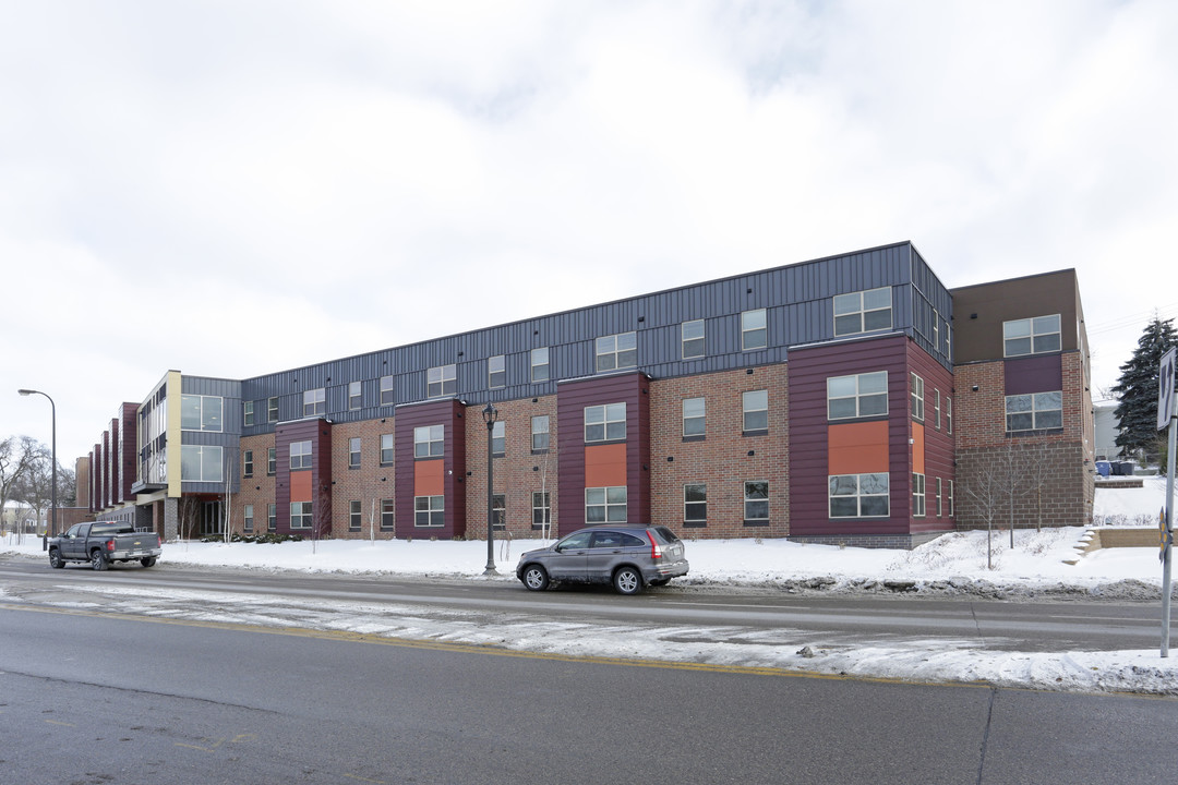 West Broadway Crescent in Minneapolis, MN - Building Photo