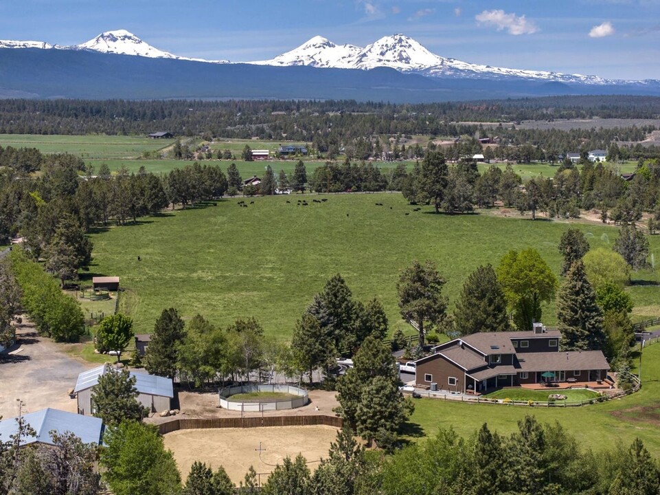 64440 Bailey Rd in Bend, OR - Foto de edificio