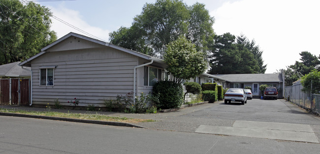 4816-4824 SE 80th Ave in Portland, OR - Building Photo - Building Photo