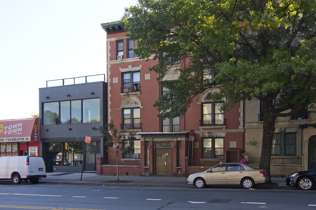 2352 University Ave in Bronx, NY - Building Photo