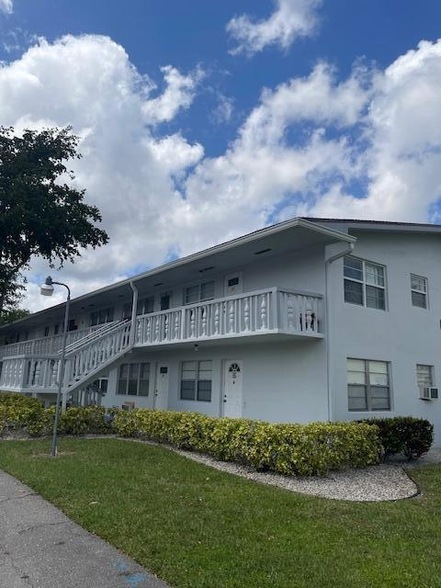 63 Sussex C, Unit 63 in West Palm Beach, FL - Building Photo - Building Photo