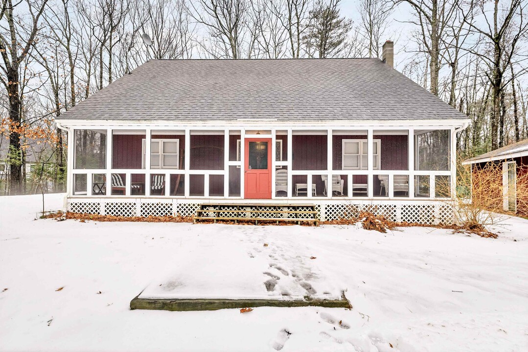 60 Locarno St in Moultonborough, NH - Building Photo