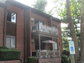 2 Charles Ln in Pomona, NY - Building Photo - Building Photo