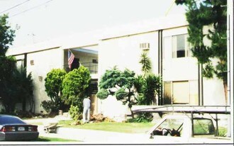 Villa Cerise Apartment in Hawthorne, CA - Building Photo