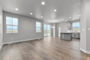 6811 N Desert Crk in Eagle Mountain, UT - Building Photo