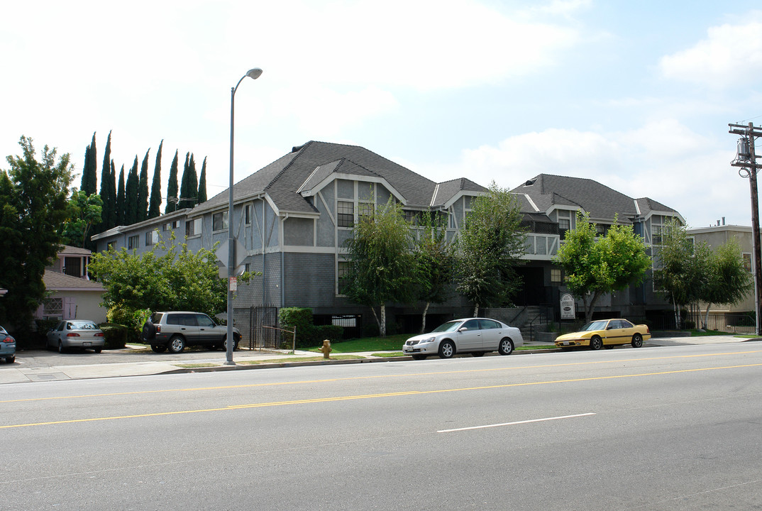 15000 Burbank Blvd in Sherman Oaks, CA - Building Photo