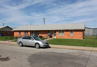 Ennis Village in Ennis, TX - Building Photo - Building Photo