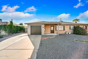 1808 N Miller Rd in Scottsdale, AZ - Building Photo