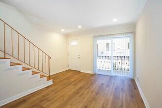 1708 E Chevy Chase Dr in Glendale, CA - Foto de edificio - Building Photo