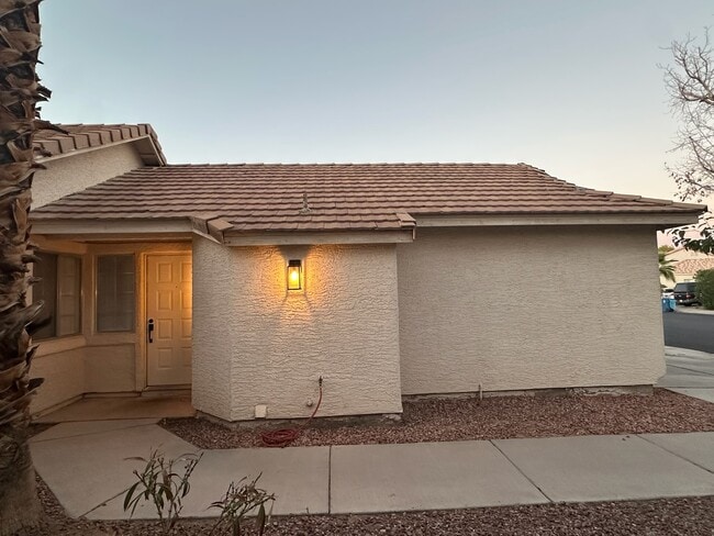 7135 Shadow Crest Dr in Las Vegas, NV - Building Photo - Building Photo