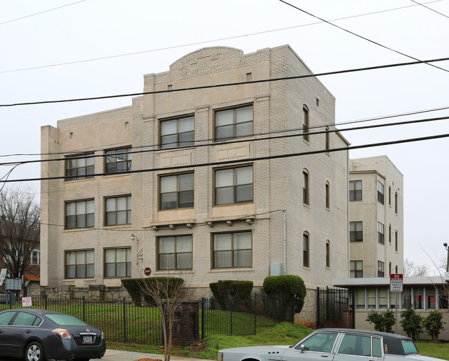 620 NE Parkway Dr in Atlanta, GA - Foto de edificio - Building Photo