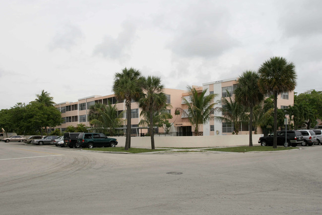 Portalegre in North Miami Beach, FL - Foto de edificio - Building Photo