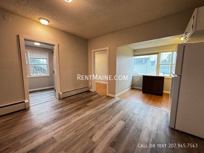 513 Main St, Unit 4 in Vassalboro, ME - Foto de edificio - Building Photo