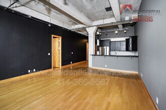 239 E Chicago St in Milwaukee, WI - Building Photo - Building Photo