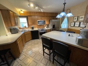 1708 Howlett Ln in Waukesha, WI - Building Photo - Building Photo