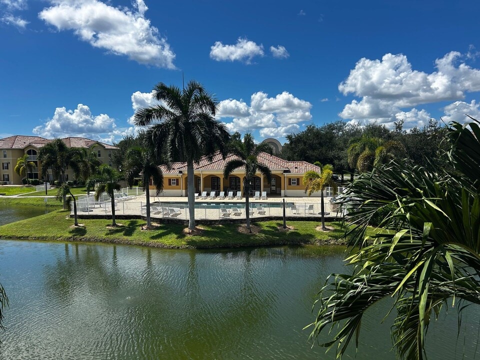 4121 Residence Drive in Ft. Myers, FL - Building Photo