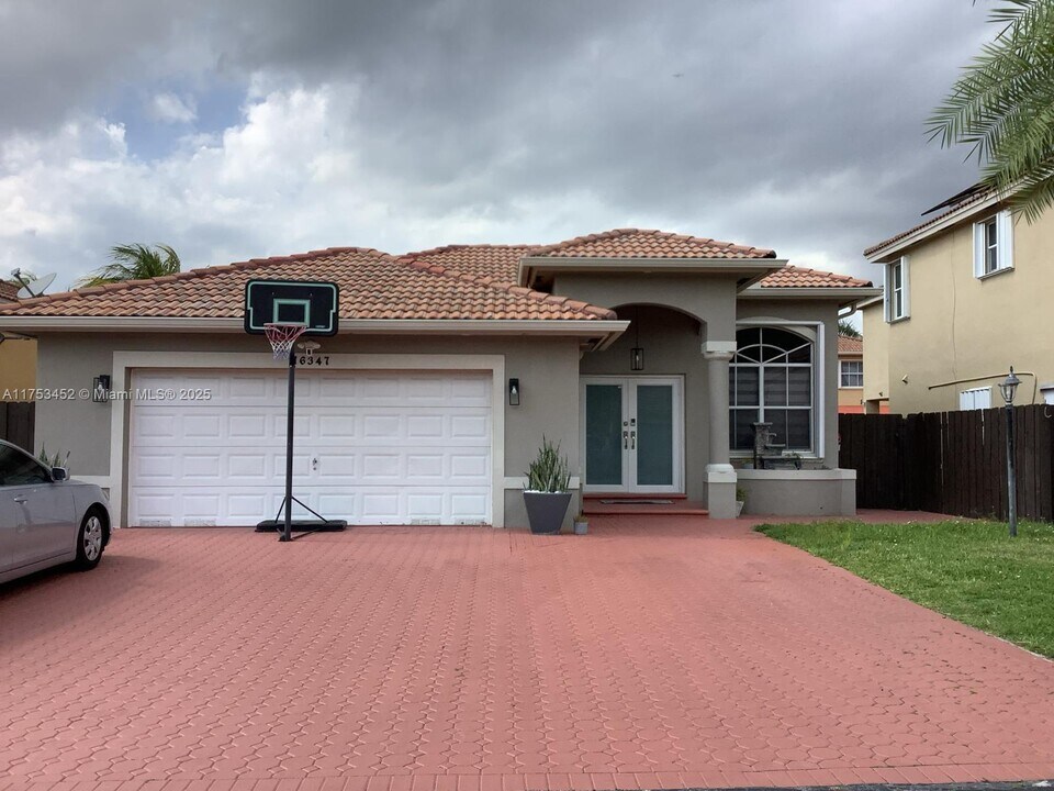 16347 SW 95th Ln in Miami, FL - Building Photo