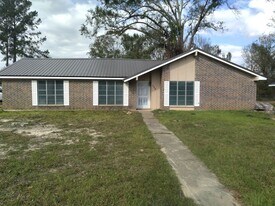 124 Azalea Ave in Deridder, LA - Building Photo