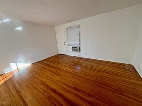 1700 W Victory Blvd in Burbank, CA - Foto de edificio - Building Photo