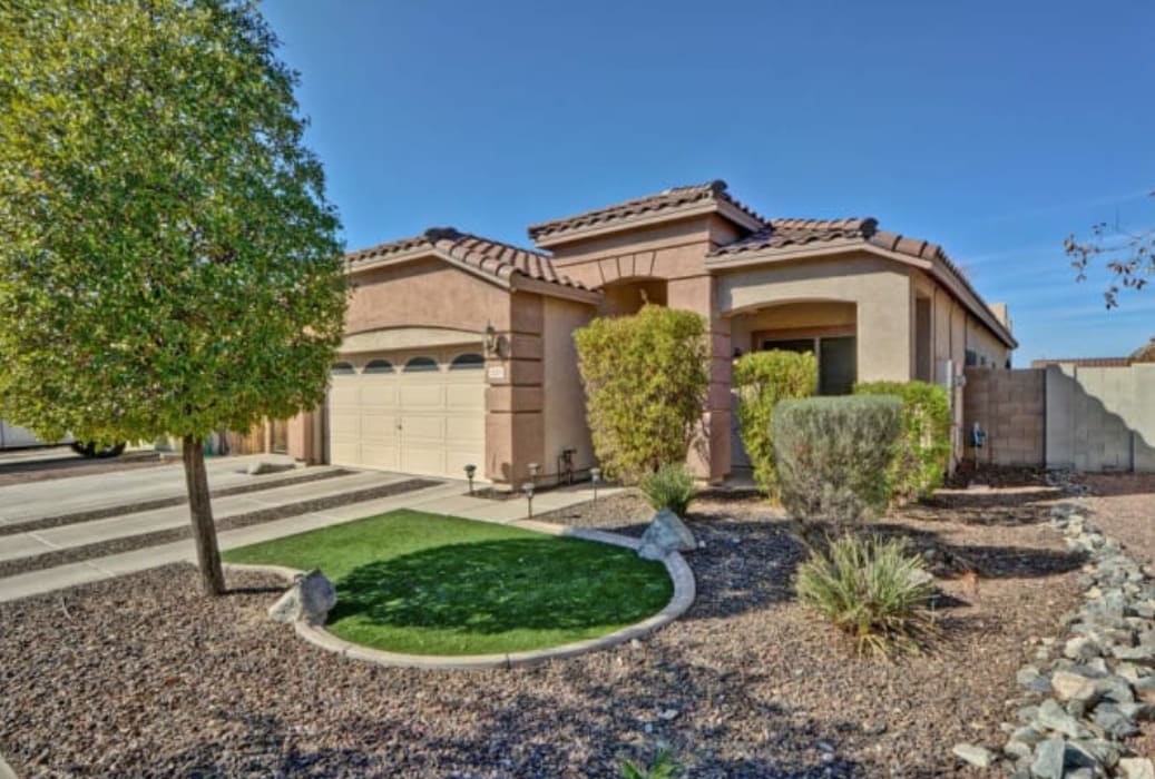 220 E Beth Dr, Unit Standard Bedroom in Phoenix, AZ - Building Photo