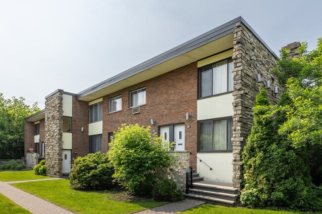 184 Thompson Boul in St. Laurent, QC - Building Photo - Building Photo
