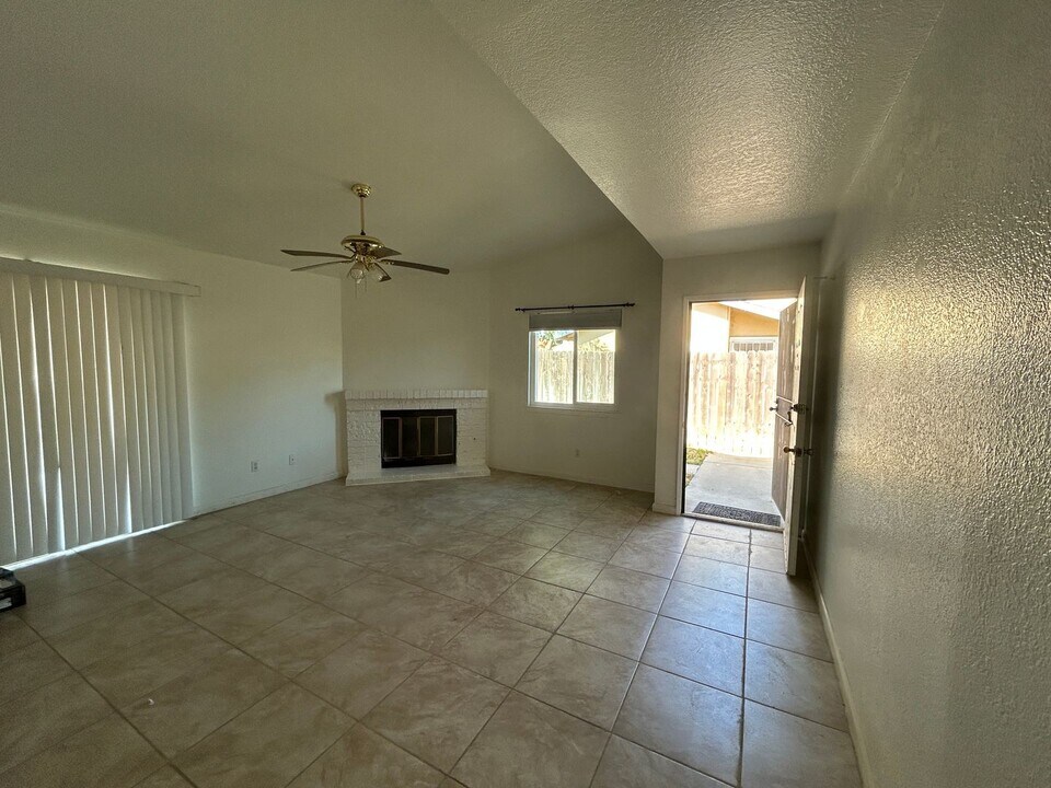 2539 E Sweet Ave in Visalia, CA - Building Photo