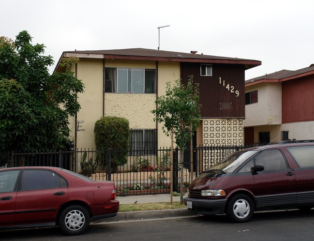 11429 Eucalyptus Ave in Inglewood, CA - Building Photo - Building Photo