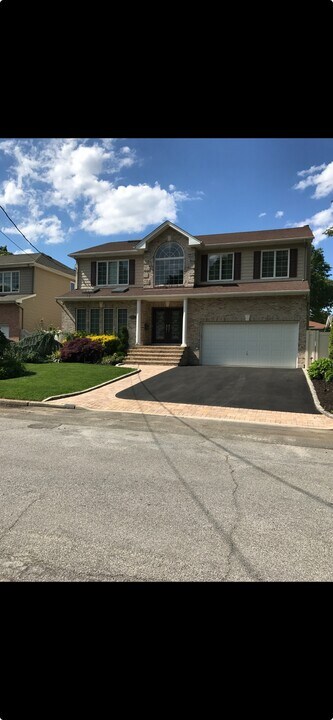 2167 Marvin Pl in Merrick, NY - Building Photo
