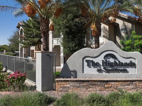 Highlands at Spectrum in Gilbert, AZ - Foto de edificio - Building Photo
