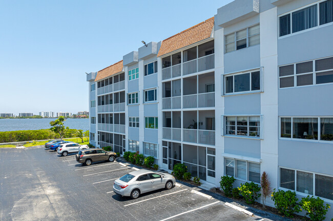 Palm Lake Condo in Lake Worth, FL - Foto de edificio - Building Photo