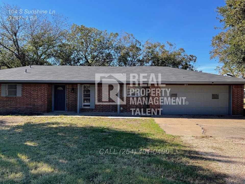 104 S Sunshine Ln in Ltl Rvr Acad, TX - Building Photo