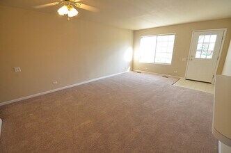 439 Valley Forge Ct in Aurora, IL - Building Photo - Building Photo