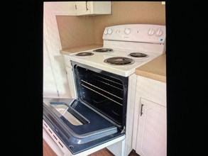 100 Holland St in Overton, TX - Foto de edificio - Building Photo