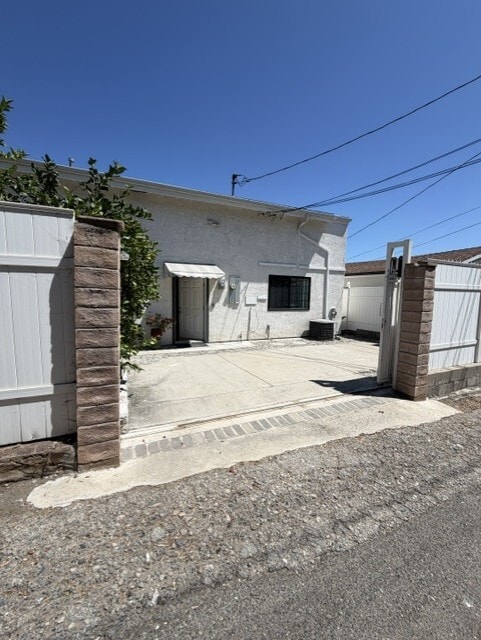 1031 E Tujunga Ave, Unit Guest House