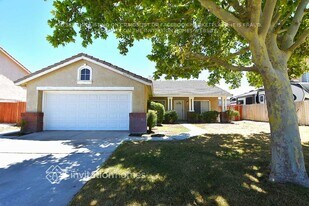 44056 Freer Way in Lancaster, CA - Building Photo