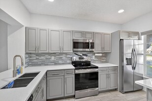 5015 Palmbrooke Cir in West Palm Beach, FL - Building Photo