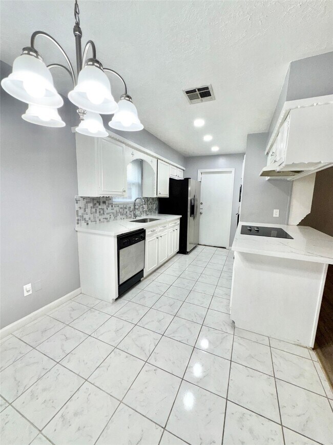 14410 Foxford Way in Houston, TX - Foto de edificio - Building Photo