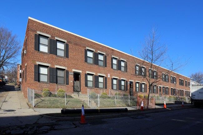 1120-1136 16th St NE in Washington, DC - Foto de edificio - Building Photo