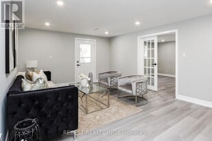 92 Lillian Crescent in Barrie, ON - Building Photo