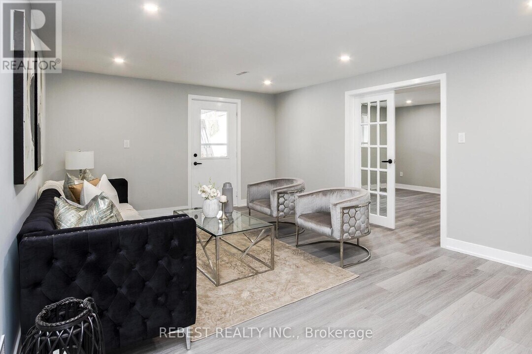 92 Lillian Crescent in Barrie, ON - Building Photo