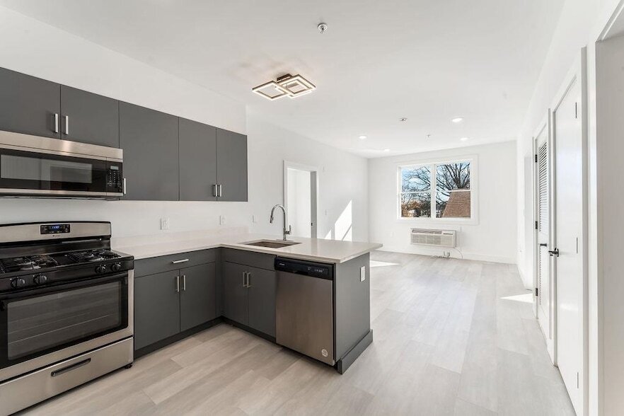 43-45 W 32nd ST Unit 305 in Bayonne, NJ - Building Photo