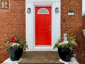 15 Downing St in Toronto, ON - Building Photo