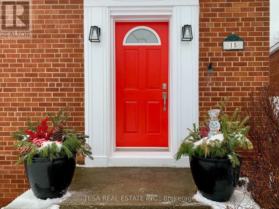 15 Downing St in Toronto, ON - Building Photo