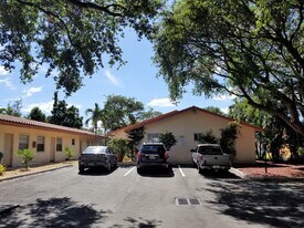 2327 Polk St, Unit Amanda in Hollywood, FL - Building Photo